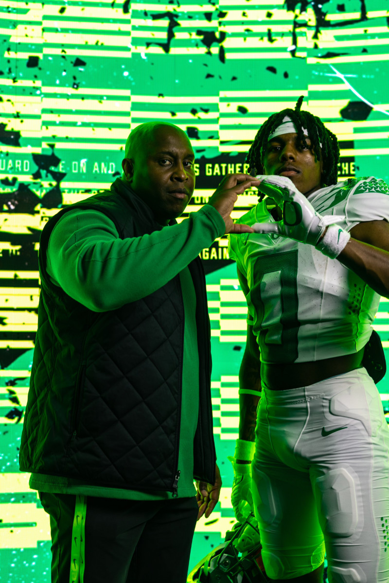 2025 RB Dierre Hill Jr. throws an O with Oregon running backs coach Carlos Locklyn.